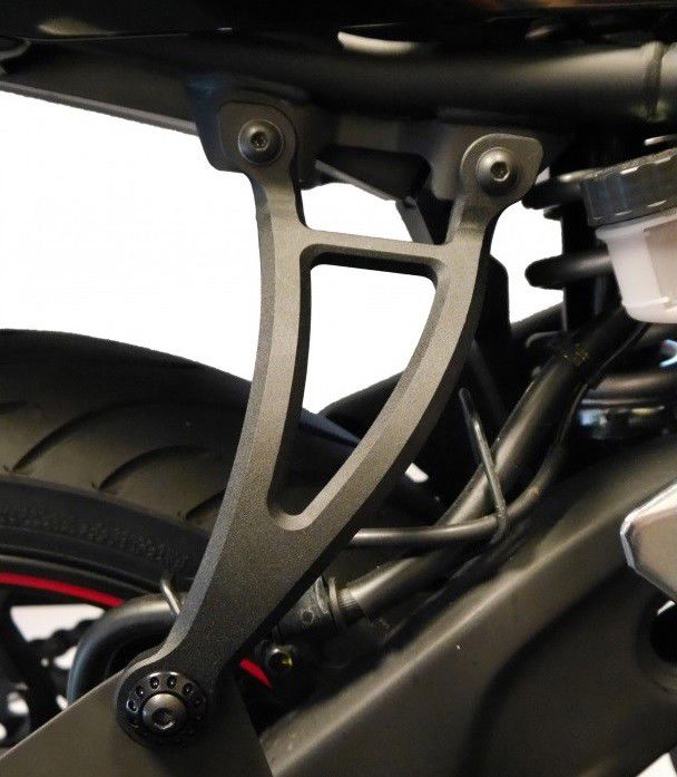 Support d'échappement noir avec plaque de finition Evotech Performance Yamaha MT-03 '16-21