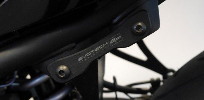 Support d'échappement noir avec plaque de finition Evotech Performance Yamaha MT-03 '16-21