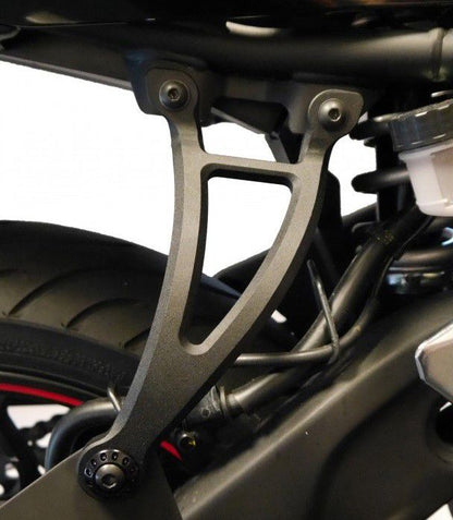 Support d'échappement noir avec plaque de finition Evotech Performance Yamaha MT-03 '16-21