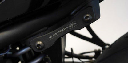 Support d'échappement noir avec plaque de finition Evotech Performance Yamaha MT-03 '16-21